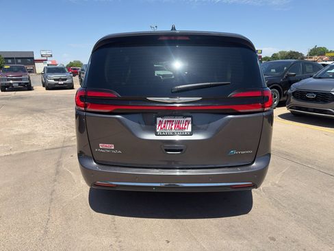 Used 2023 Chrysler Pacifica Touring-L FWD image 8