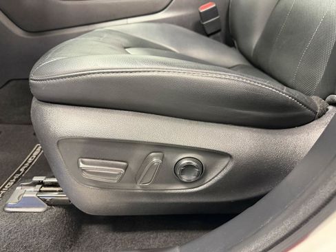 Used 2021 Toyota Highlander Limited FWD image 6