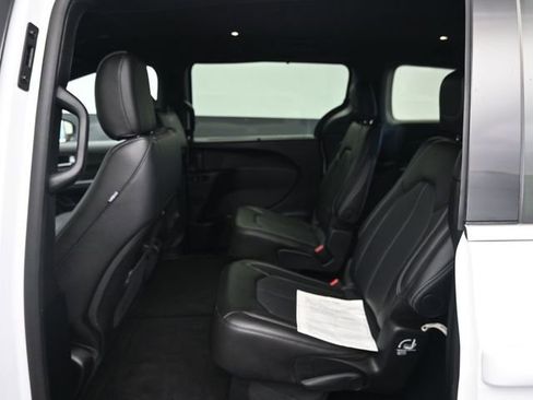 Used 2025 Chrysler Pacifica Select image 13
