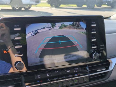 Used 2023 Toyota Sienna XLE FWD image 22