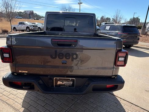 Used 2025 Jeep Gladiator Sport image 9