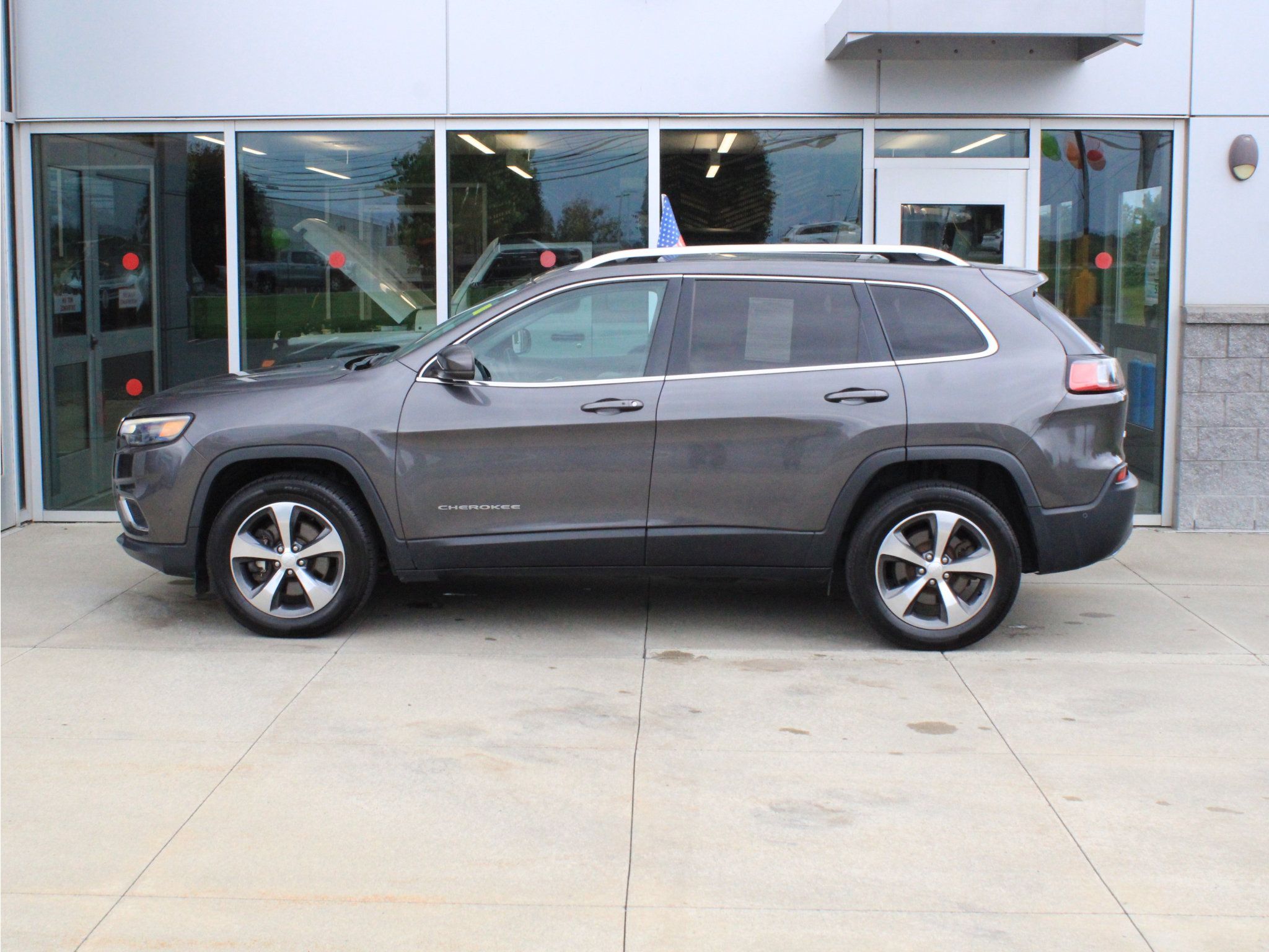 Used 2019 Jeep Cherokee Limited w/ Technology Group AWD/4WD image 5