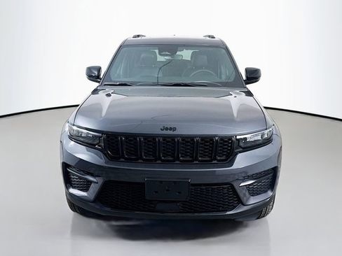 Used 2024 Jeep Grand Cherokee Altitude image 2