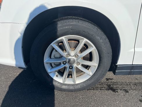 Used 2018 Dodge Grand Caravan SXT image 4