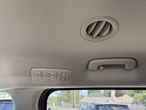 Used 2023 Kia Carnival LX FWD image 25