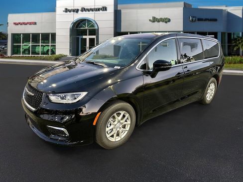 New 2026 Chrysler Pacifica Select image 3