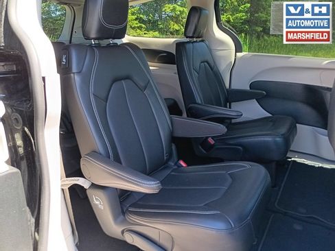Used 2024 Chrysler Pacifica Touring-L FWD image 19