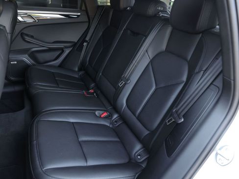 Certified 2025 Porsche Macan AWD/4WD image 33