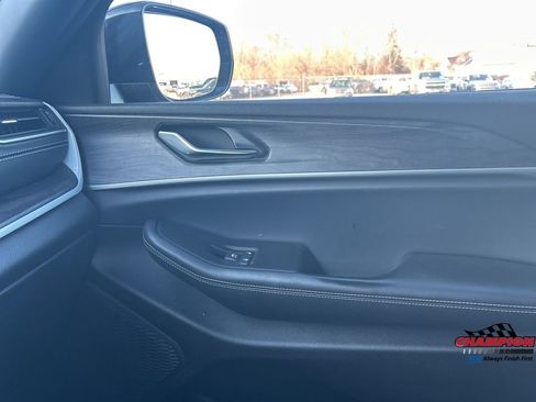 Used 2025 Jeep Grand Cherokee Limited w/ Luxury Tech Group II AWD/4WD image 16