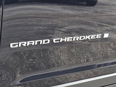 Used 2023 Jeep Grand Cherokee Limited w/ Luxury Tech Group II AWD/4WD image 33