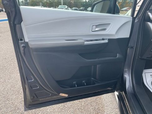 Used 2025 Toyota Sienna XLE image 12