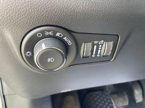 Used 2025 Jeep Compass Trailhawk AWD/4WD image 13