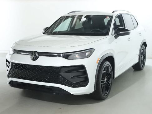 Certified 2026 Volkswagen Tiguan SE R-Line FWD image 1