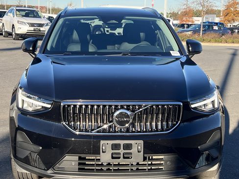 Used 2025 Volvo XC40 B5 Core image 3