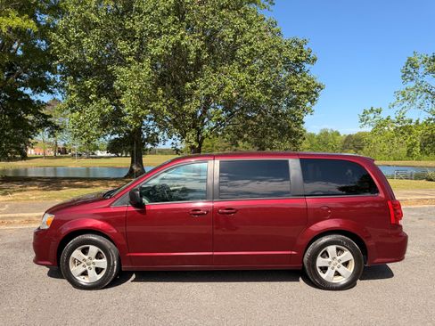 Used 2018 Dodge Grand Caravan SE FWD image 2