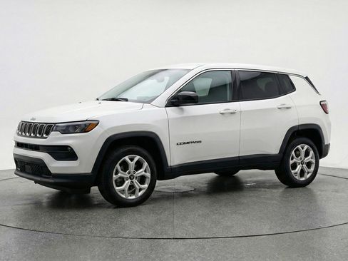 Used 2025 Jeep Compass Latitude image 3