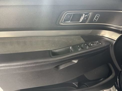 Used 2018 Ford Explorer XLT w/ Equipment Group 202A AWD/4WD image 20