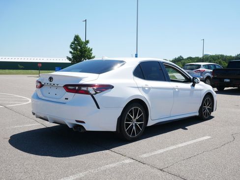 Used 2023 Toyota Camry SE FWD image 4