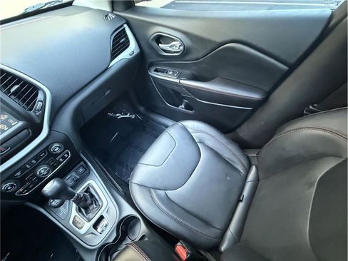 Used 2015 Jeep Cherokee Trailhawk w/ Comfort/Convenience Group AWD/4WD image 12