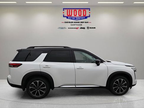 Used 2026 Nissan Pathfinder Platinum image 2