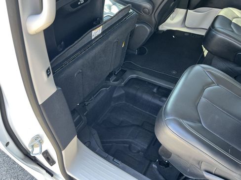 Used 2023 Chrysler Pacifica Touring-L FWD image 48