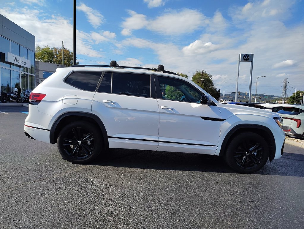 Used 2023 Volkswagen Atlas SEL R-Line AWD/4WD image 4