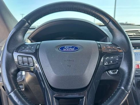 Used 2017 Ford Explorer XLT w/ Equipment Group 202A AWD/4WD image 8