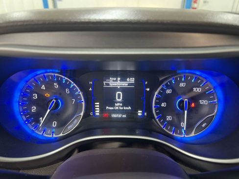 Used 2018 Chrysler Pacifica Touring-L FWD image 12
