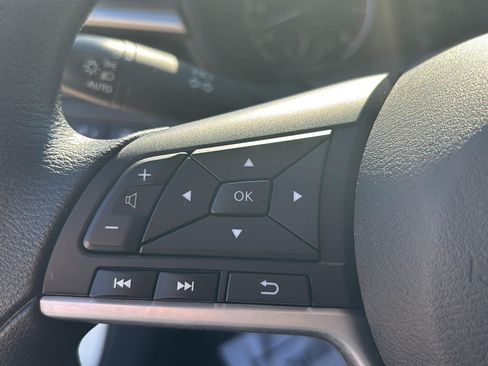 Used 2025 Nissan Altima 2.5 SV FWD image 13