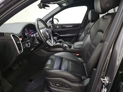Used 2023 Porsche Cayenne AWD/4WD image 5