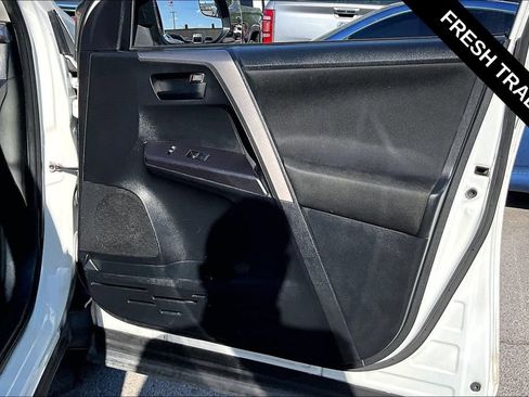 Used 2018 Toyota RAV4 LE AWD/4WD image 26