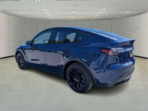 Used 2022 Tesla Model Y Long Range image 5