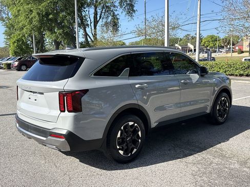 Used 2025 Kia Sorento S image 7