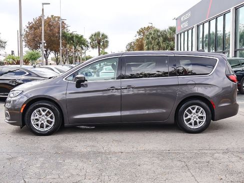 Used 2023 Chrysler Pacifica Touring-L image 18
