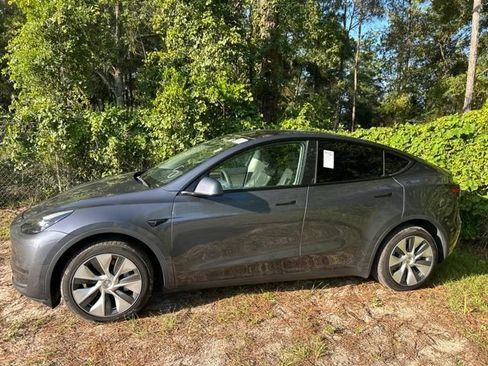 Used 2023 Tesla Model Y Long Range AWD/4WD image 2
