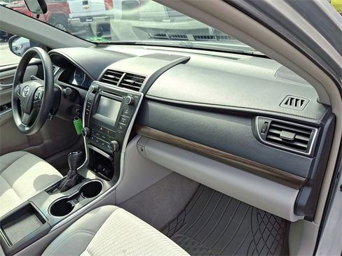 Used 2016 Toyota Camry image 25