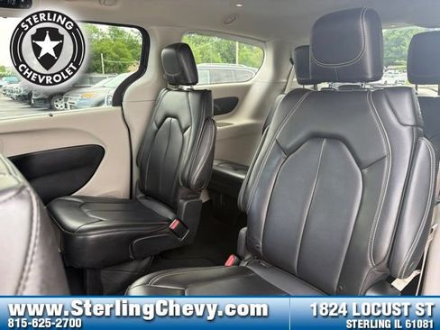 Used 2023 Chrysler Pacifica Touring-L FWD image 15