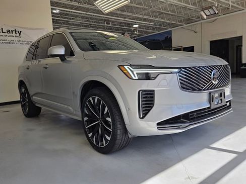 Certified 2025 Volvo XC90 B6 Plus image 4