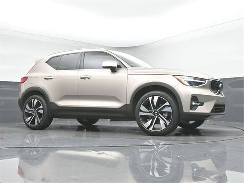 Used 2024 Volvo XC40 B5 Plus w/ Protection Package Premier image 35