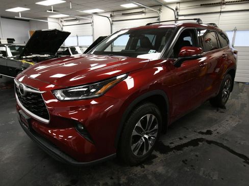 Used 2021 Toyota Highlander XLE image 11