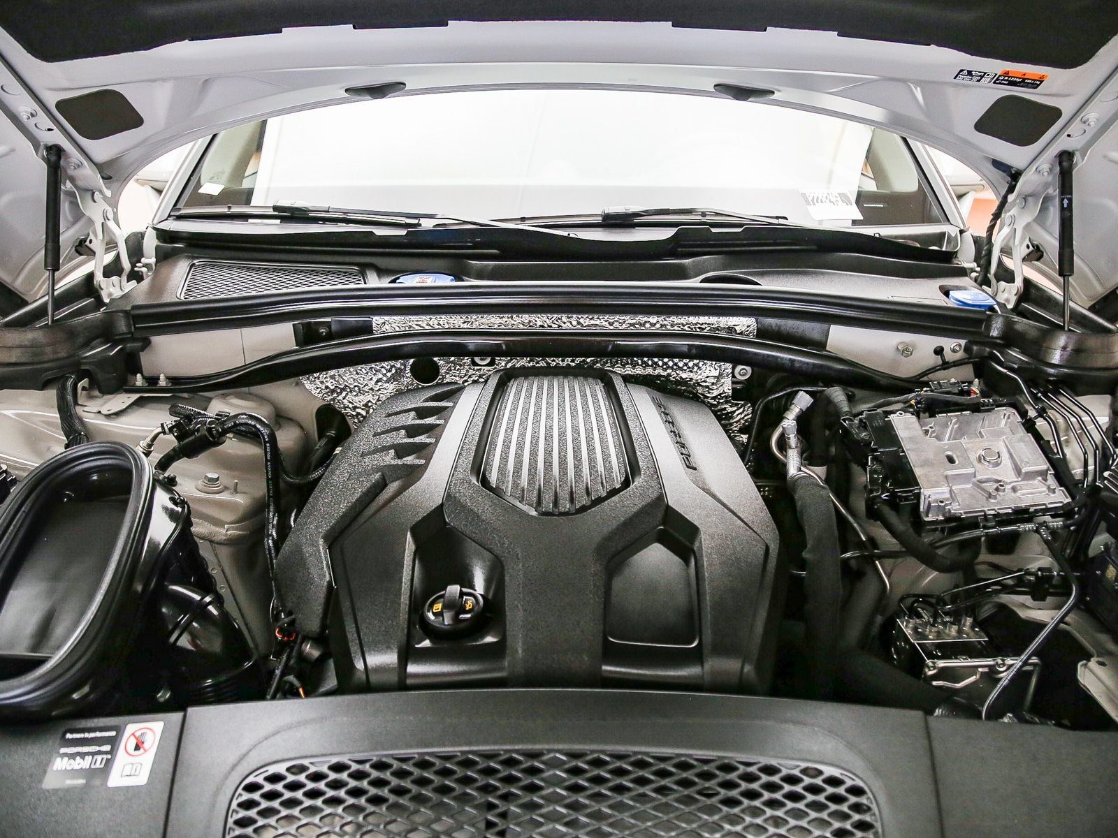 Certified 2026 Porsche Macan AWD/4WD image 32