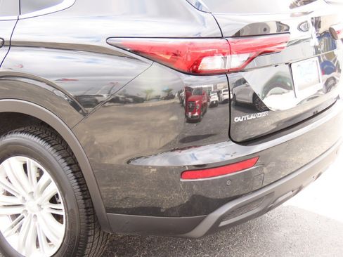 Used 2024 Mitsubishi Outlander ES image 15