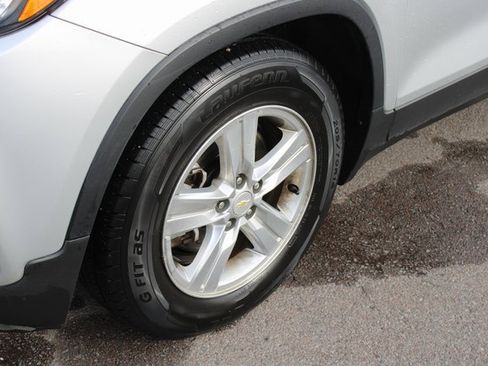 Used 2022 Chevrolet Trax LT w/ LT Convenience Package image 12