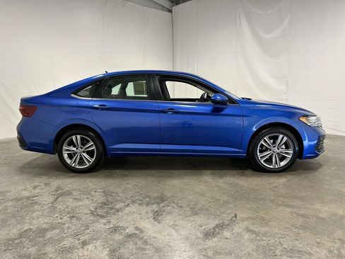 Used 2024 Volkswagen Jetta SE FWD image 2