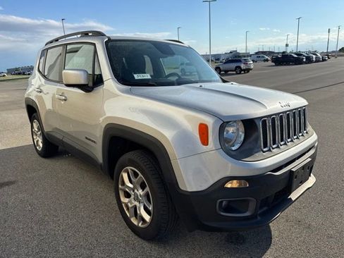 Used 2015 Jeep Renegade Latitude w/ Cold Weather Group AWD/4WD image 4