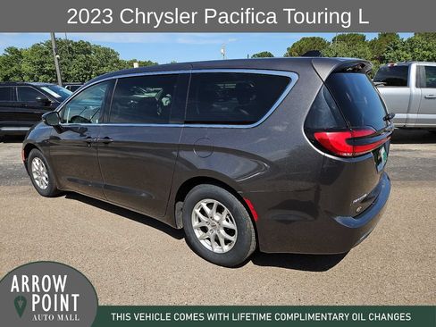 Used 2023 Chrysler Pacifica Touring-L FWD image 8