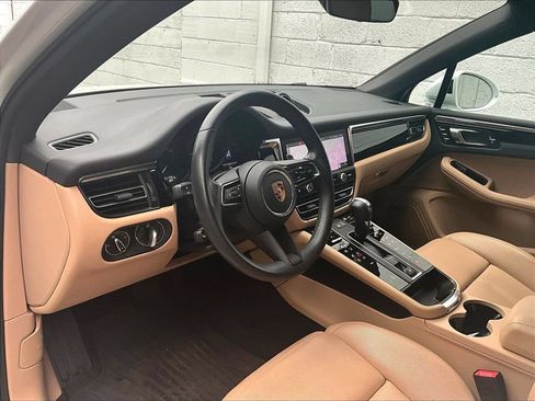 Certified 2024 Porsche Macan AWD/4WD image 4
