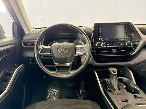 Used 2022 Toyota Highlander LE FWD image 27