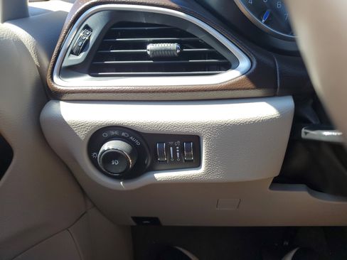 Used 2020 Chrysler Pacifica Touring-L w/ Advanced Safetytec Group FWD image 18