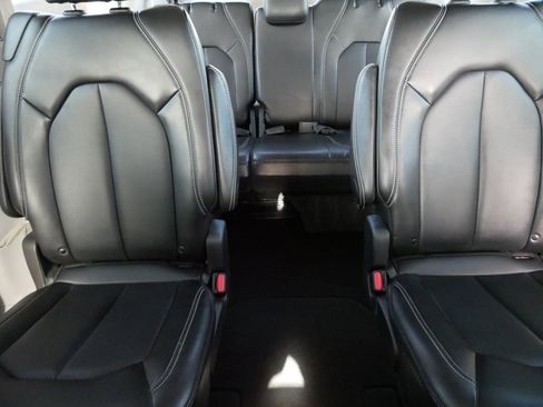 Used 2024 Chrysler Pacifica Touring-L image 13